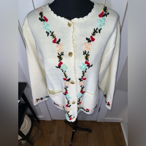 Vintage Floral Embroidered Cream Cardigan with Gold Tone Buttons - Picture 6 of 11